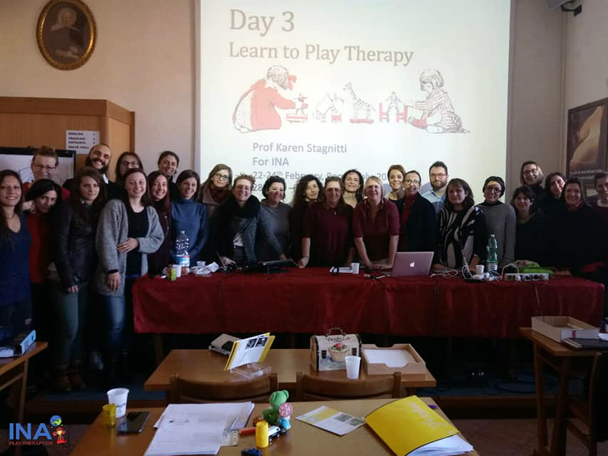 karen stagnitti durante una formazione in learn to play therapy a roma
