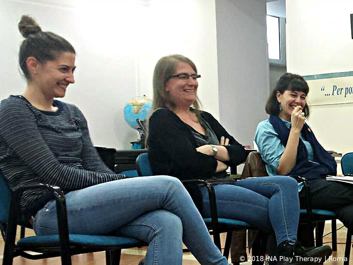 professionisti seguono una simulazione di gioco durante il master in play therapy a roma