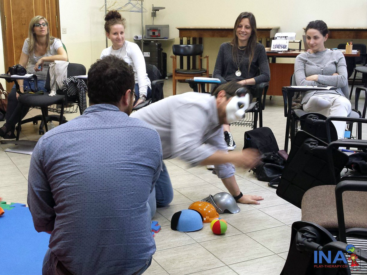 professionisti in una simulazione durante il master in play therapy a roma
