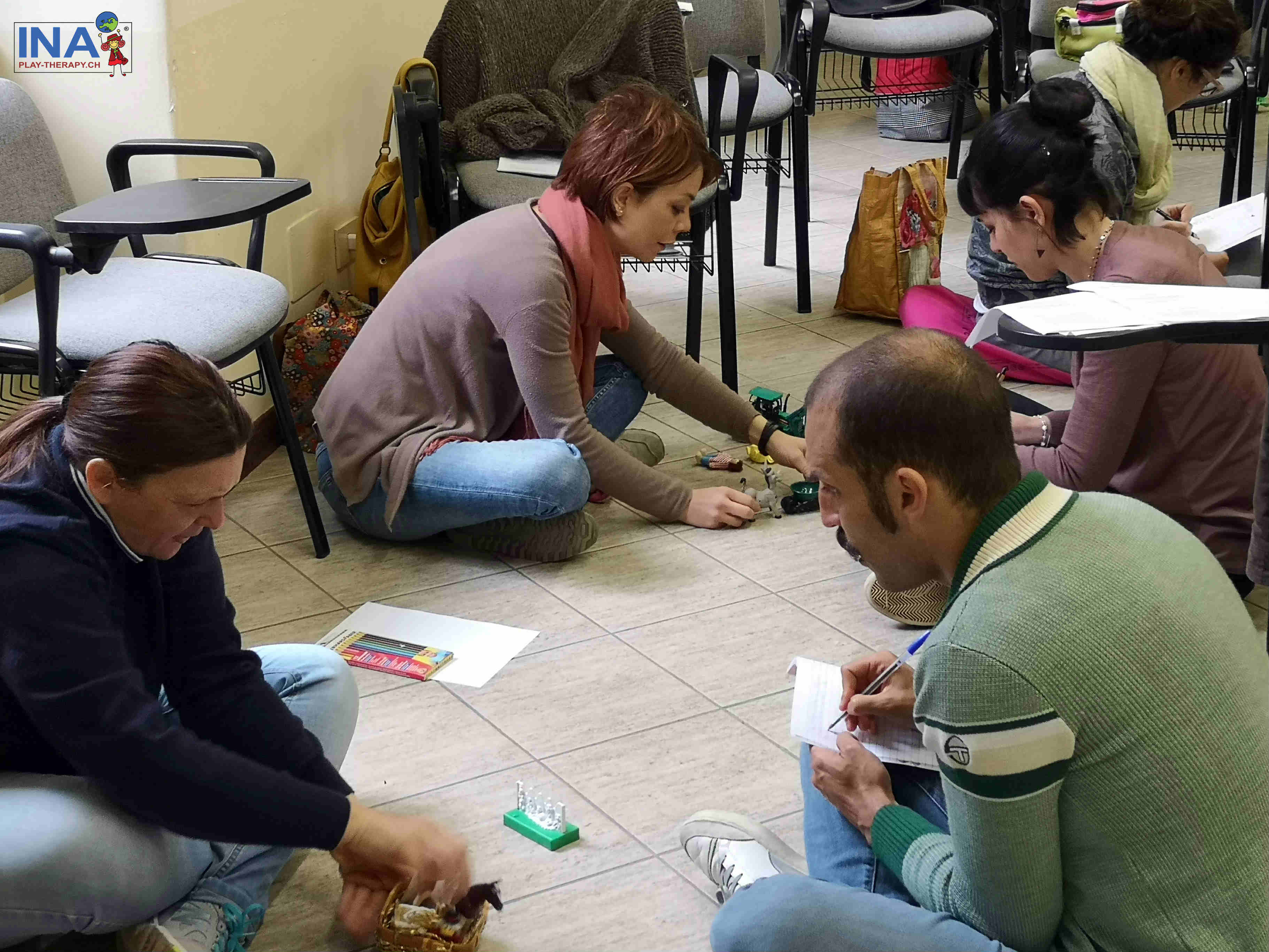 professionisti svolgono un'attività durante il master in play therapy a roma