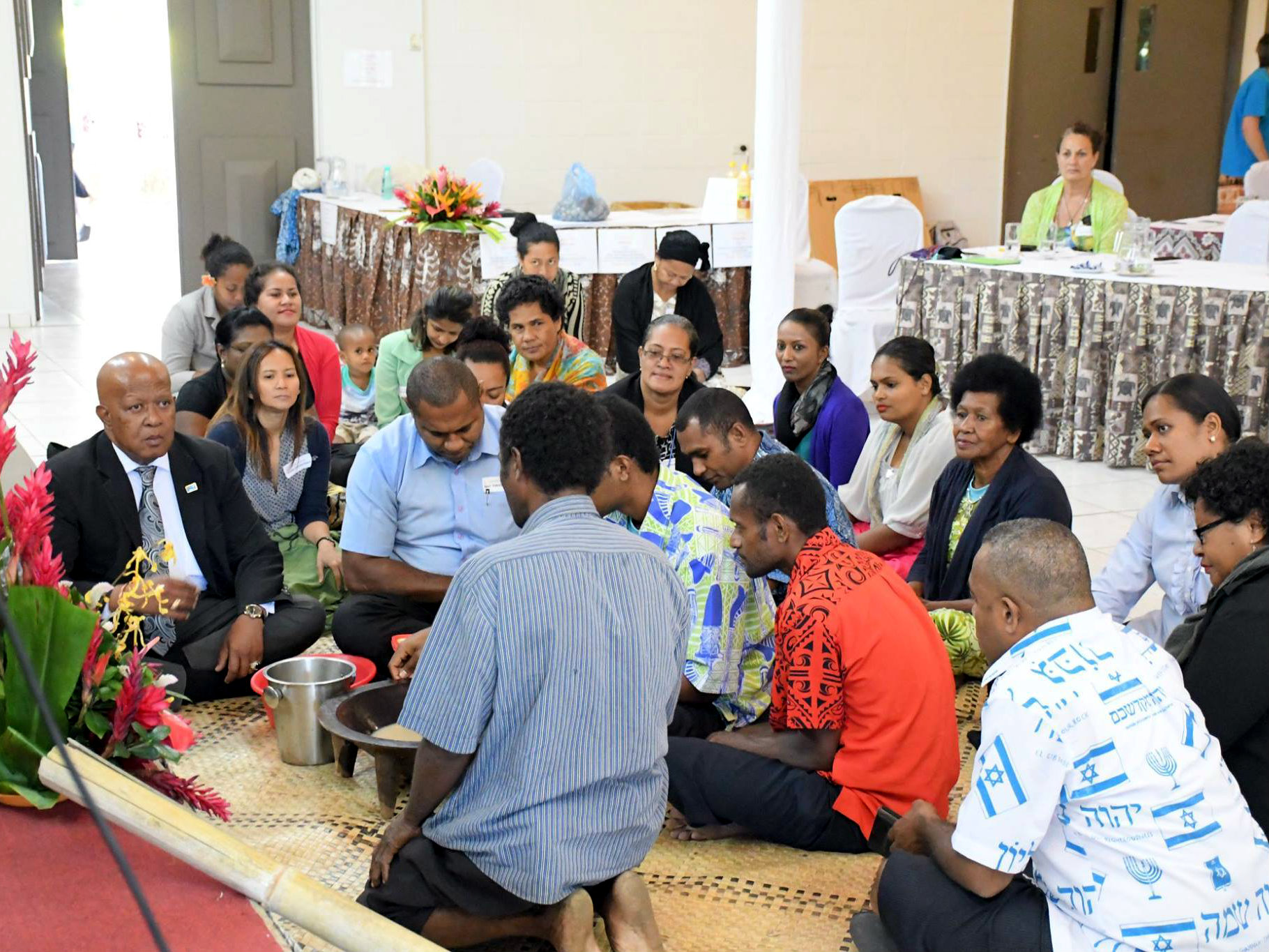 persone meditano durante la conferenza sul trauma alle fiji
