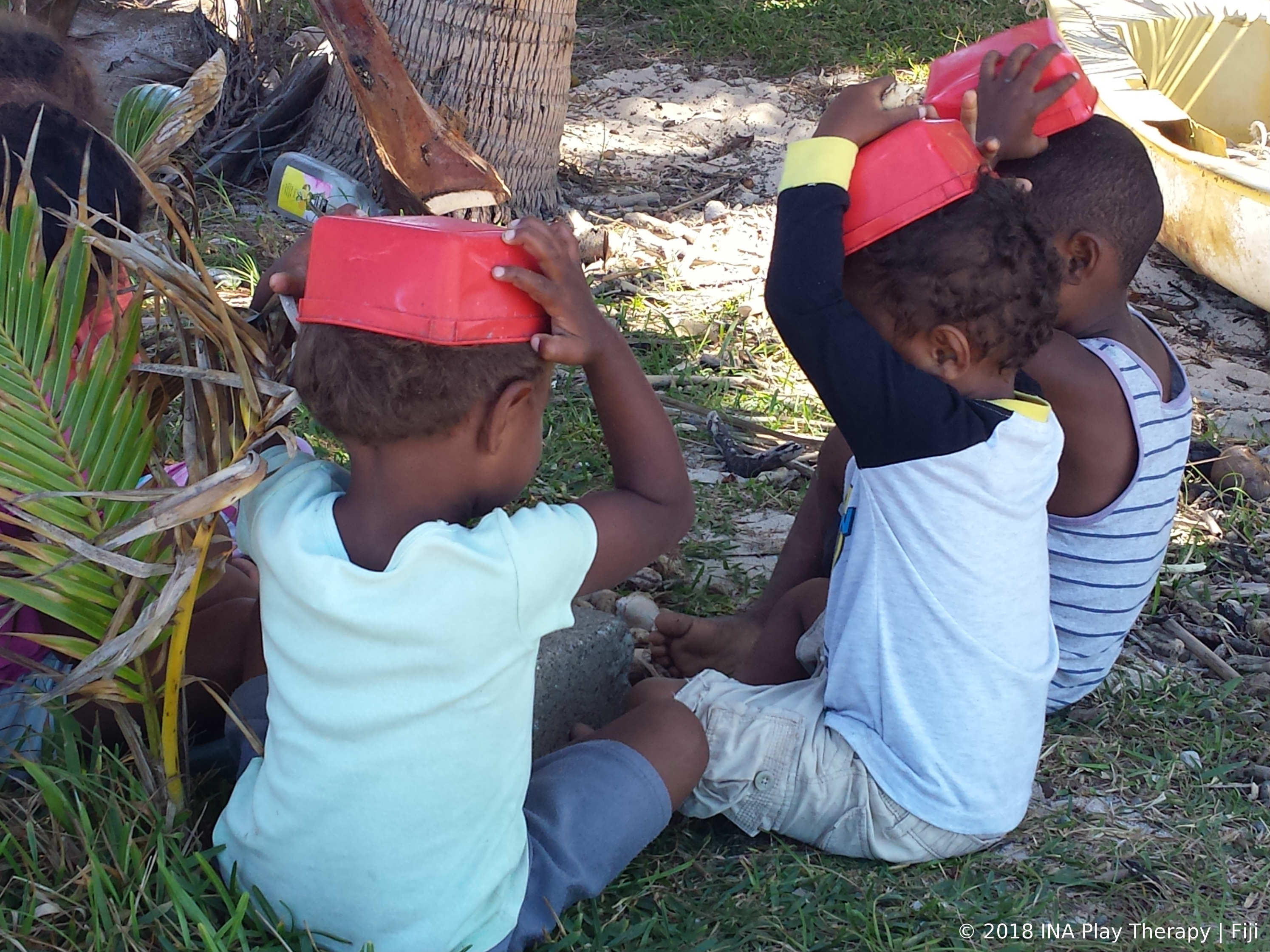 bambini giocano usando una scatola come cappello alle fiji