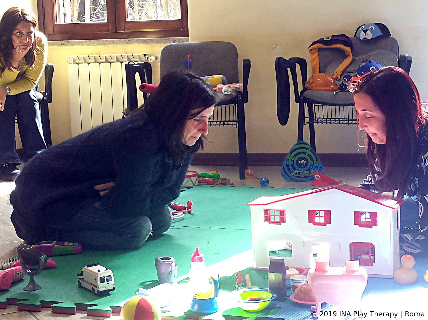 due professionisti praticano una sessione di filial therapy a roma