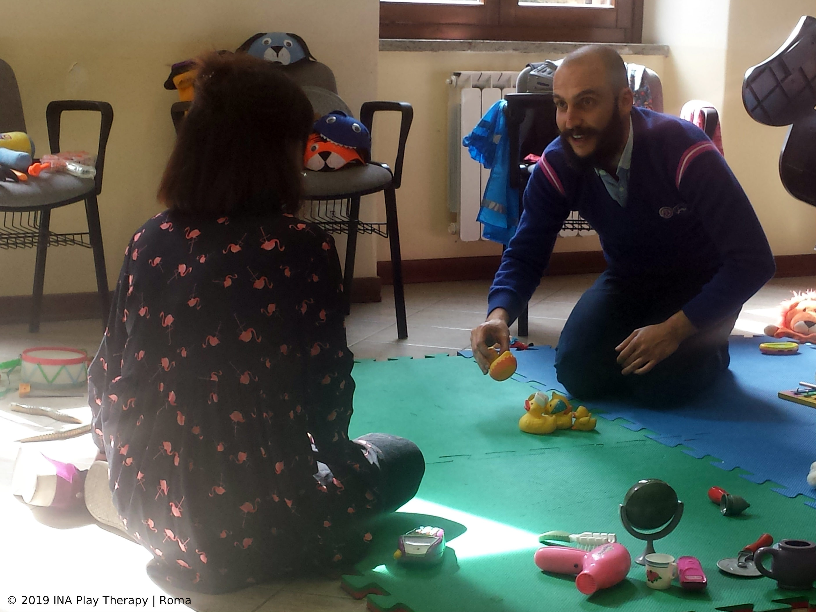 due professionisti durante una simulazione di filial therapy a roma