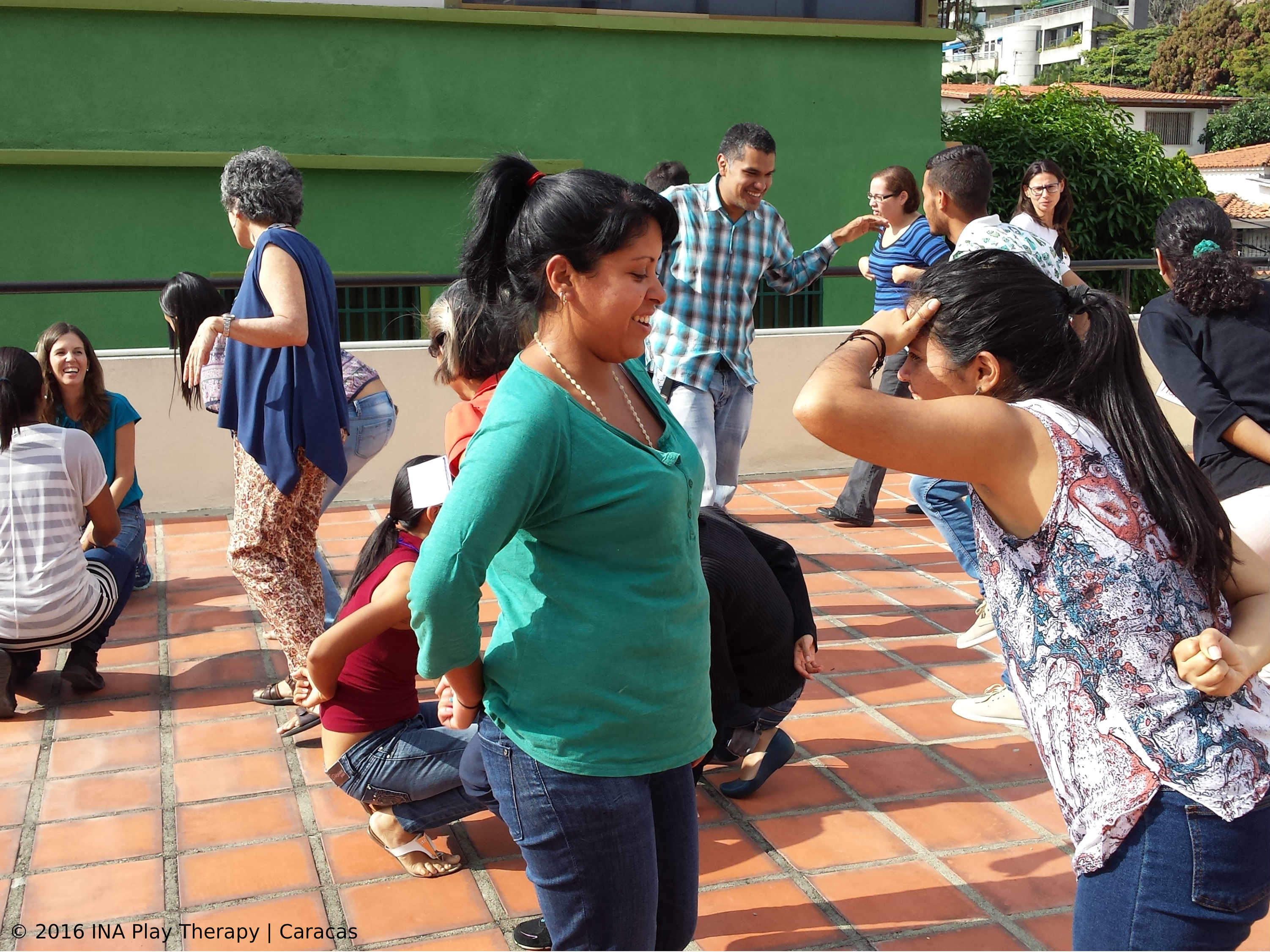 professionisti durante un'attività di gioco terapeutico in venezuela
