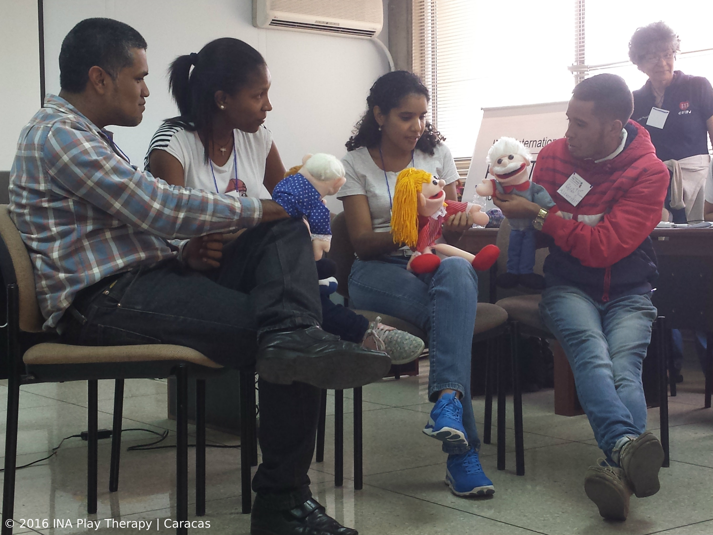 professionisti durante una formazione in gioco terapeutico in venezuela