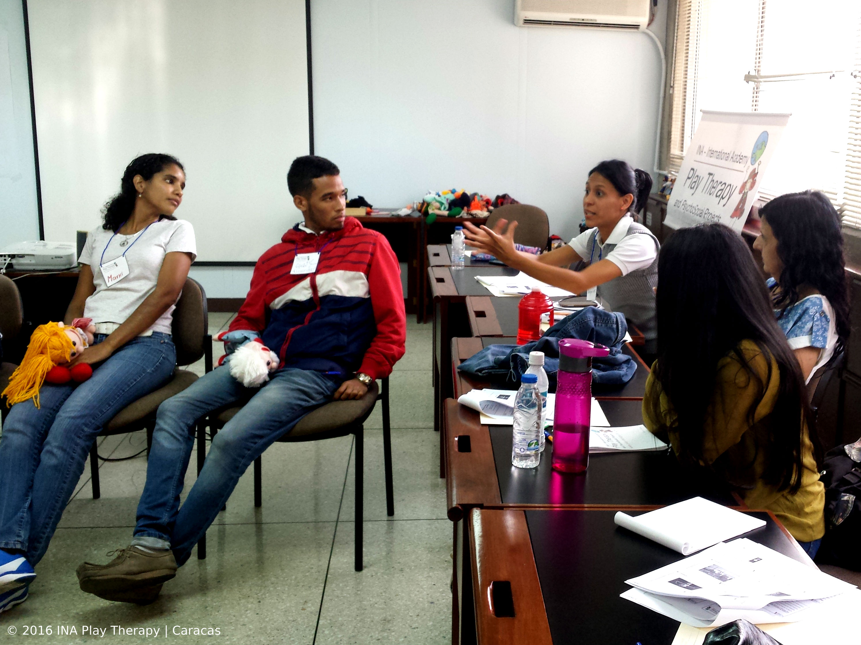 professionisti durante una formazione in gioco terapeutico in venezuela
