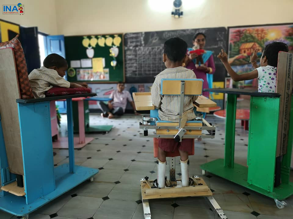 bambini con bisogni speciali durante un'attività di play therapy in india