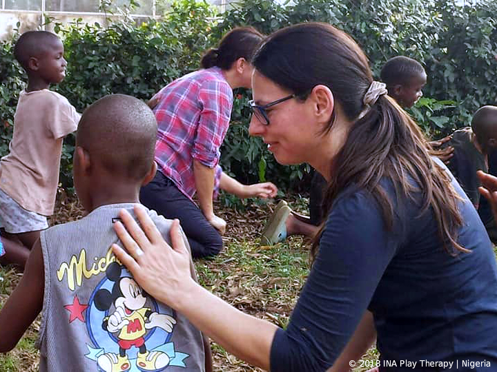 una maestra propone un'attività di gioco ai bambini in nigeria