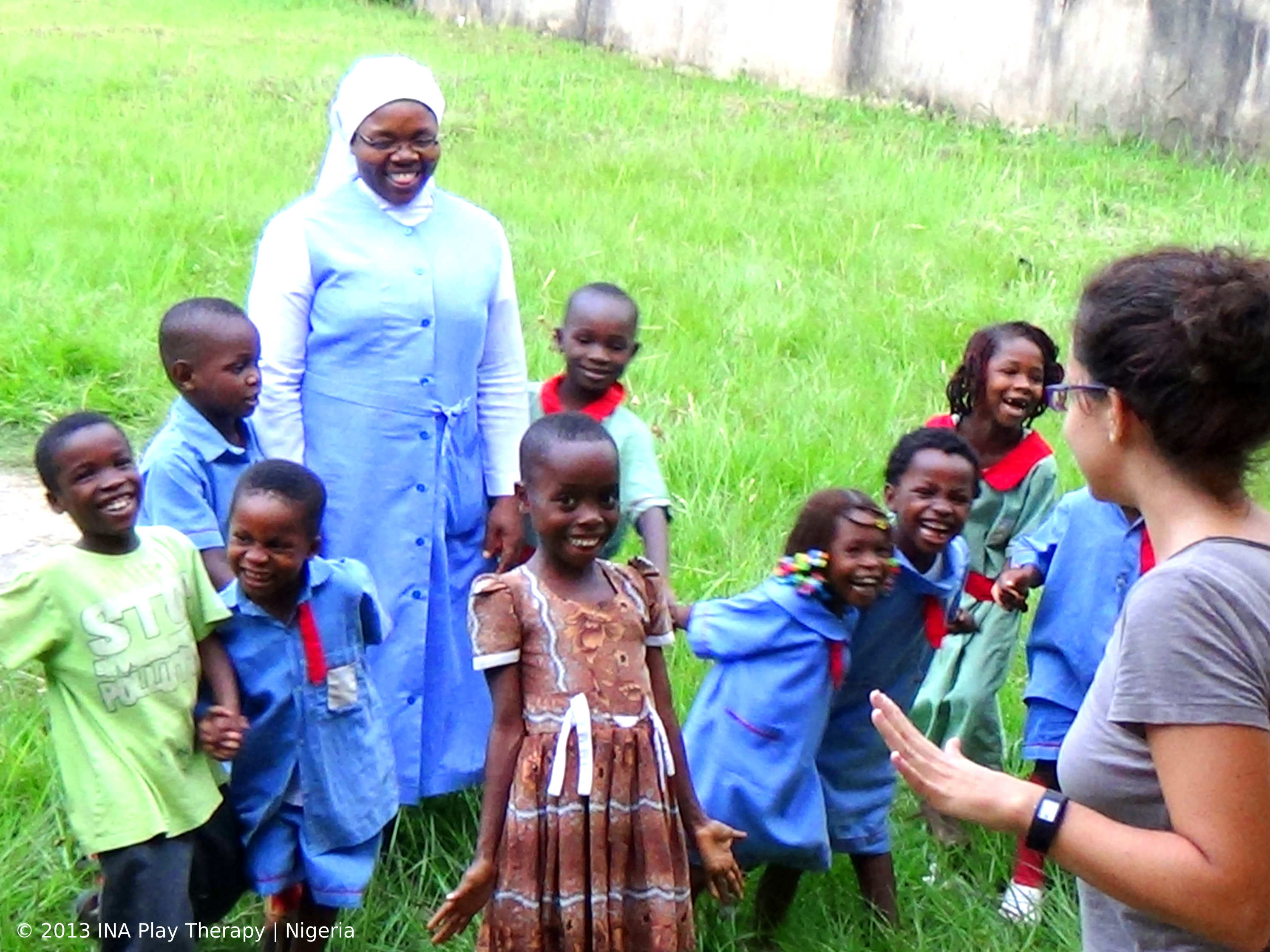 isabella cassina durante un'attività di gioco di gruppo in nigeria