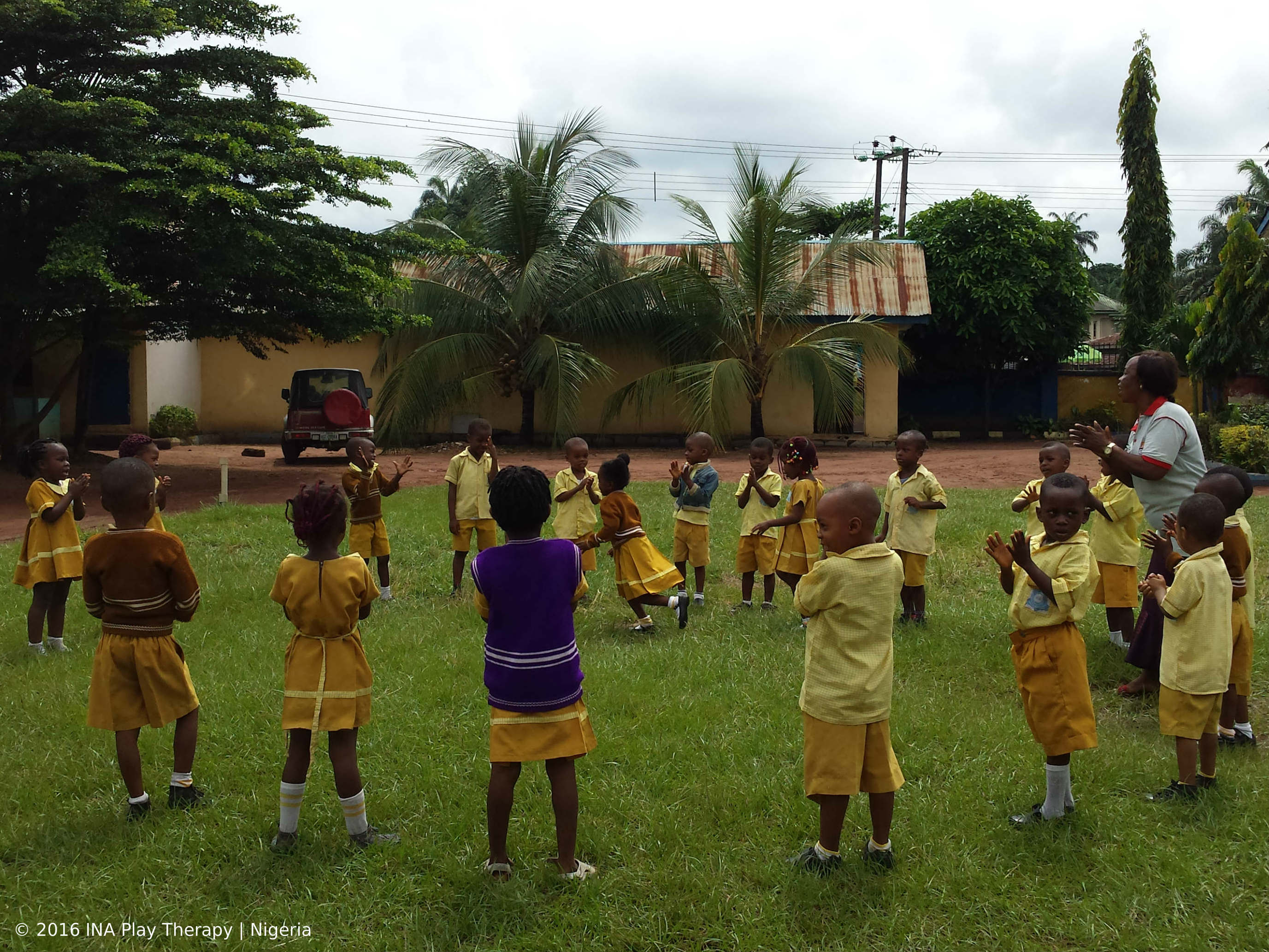 un gruppo di bambini gioca in nigeria