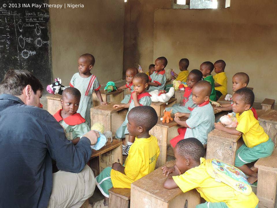 claudio mochi fa una dimostrazione di gioco con bambini in nigeria