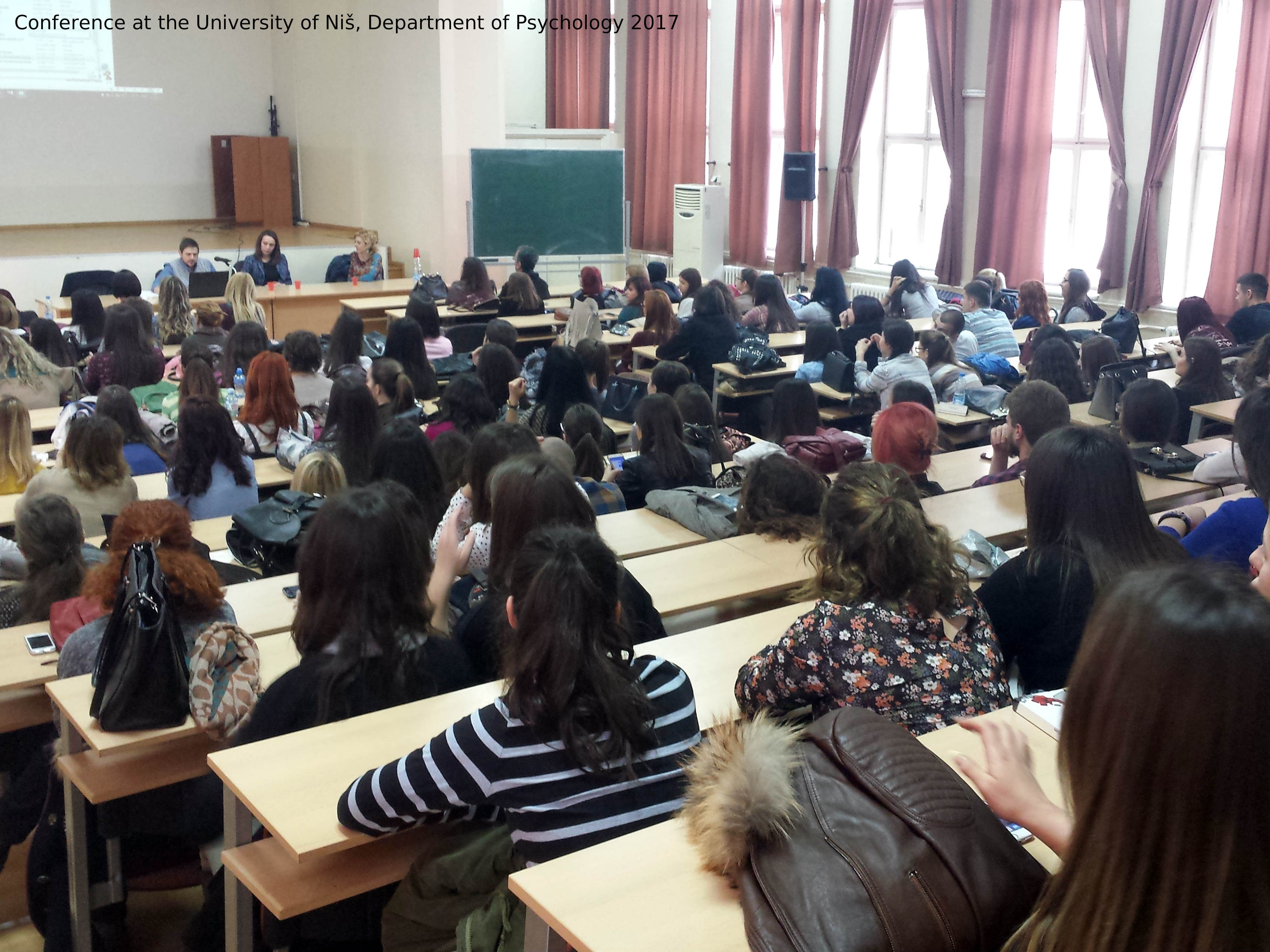 claudio mochi presenta una conferenza all'università di psicologia in serbia