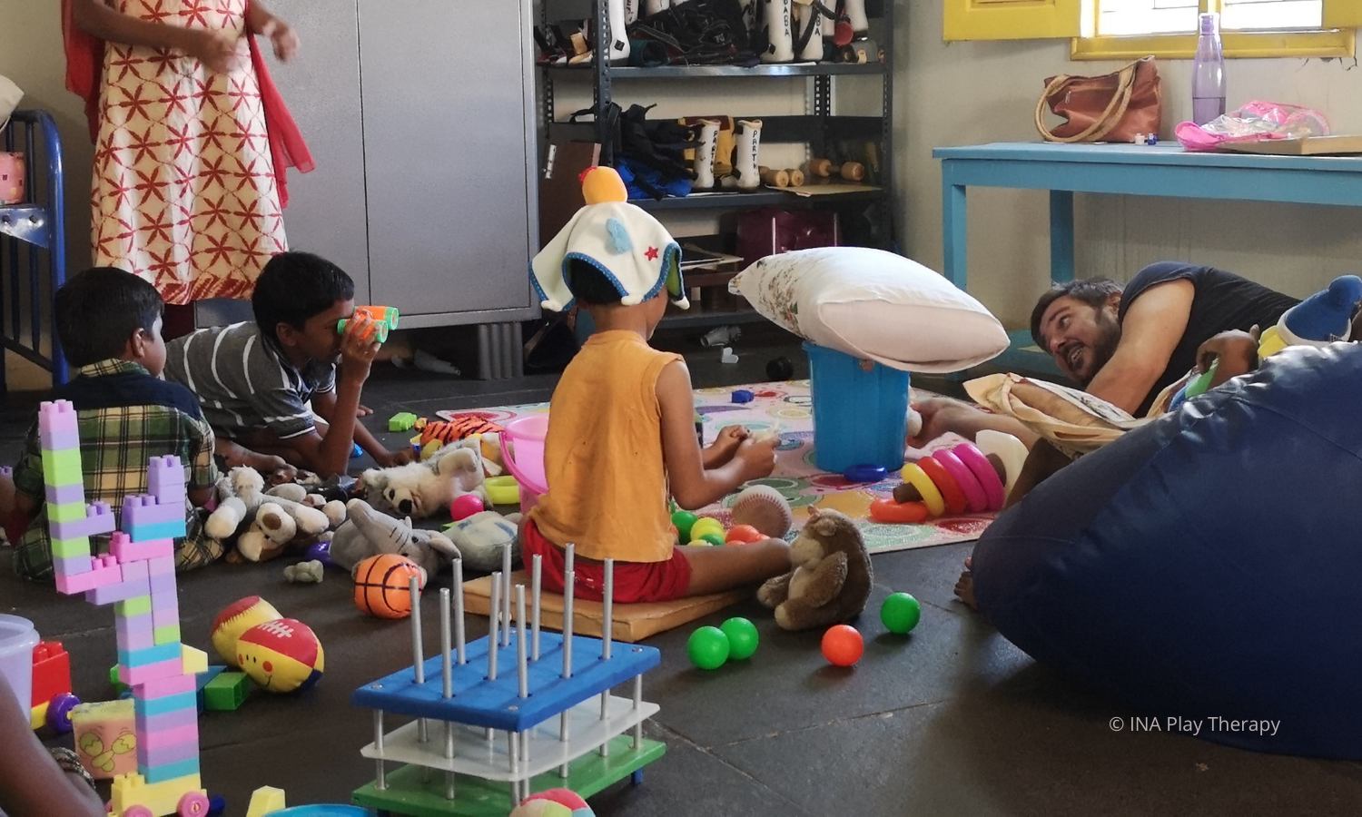 play therapist durante una sessione di gioco con bambini disabili